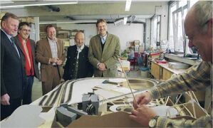 Firmenchef Dr. Rainer Noch erklärte dem SPD-Landtagsabgeordneten Claus Schmiedel den Modellbau-Betrieb Foto: Klose