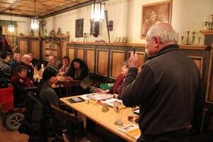 SPD-Kreistagsmitglied Rudolf Bindig erläutert bei der Nominierungsveranstaltung der SPD das Wahlverfahren (Foto Drescher