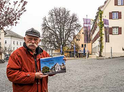 Rudolf Bindig mit seinem neuen Weingarten-Kalender